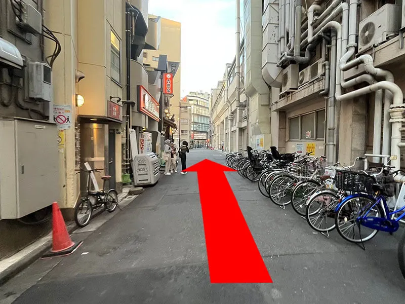 真っすぐ進んでください。