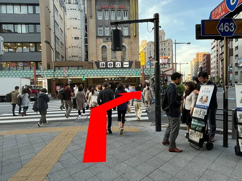 横断歩道を渡って、右側に向かってください。