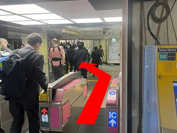 浅草駅の改札を出て、左側に向かってください。