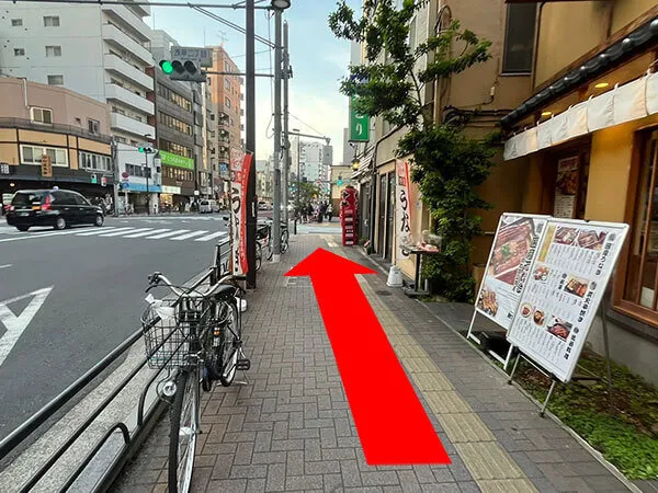 真っ直ぐ行ってください。