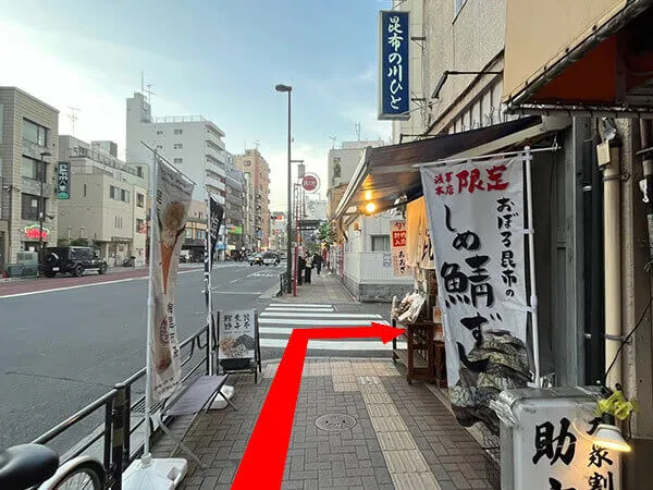 横断歩道に着いたら、角を右へ曲がってください。