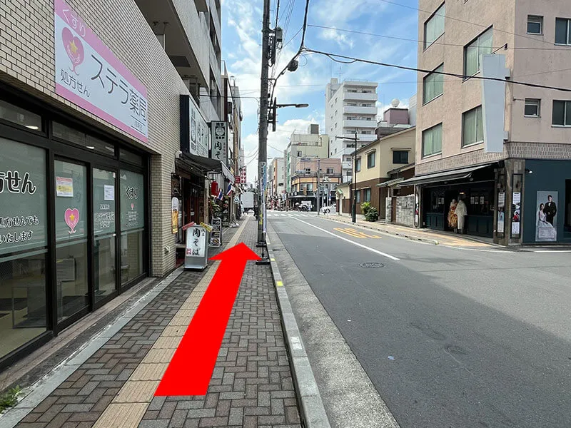 30メートルほど進んでください。