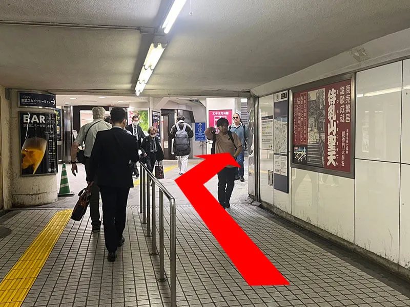 階段の方に行ってください。